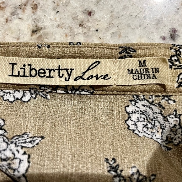 Women’s blouse, size medium but runs small - Picture 3 of 3